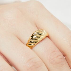 Croissant ring Croissant ring with ruffled bread ring set in diamonds