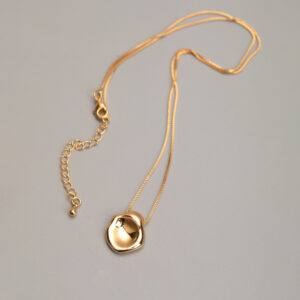 Smooth pendant necklace