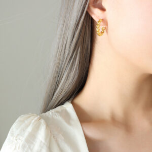 Shell C-shaped earrings