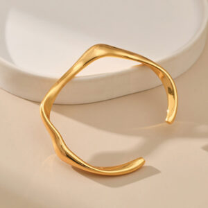 Solid plain loop bracelet